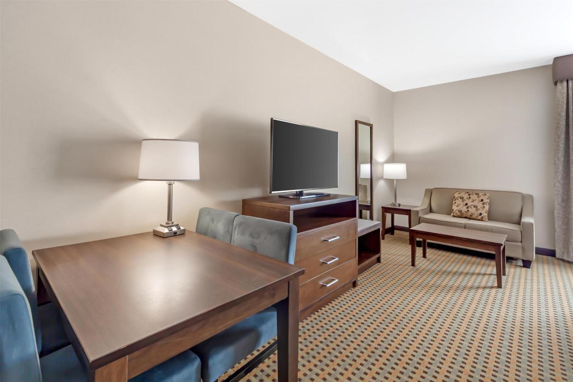 Best Western Plus Hinton Inn & Suites Экстерьер фото